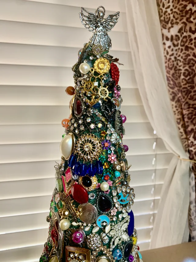 Repurposed Jewelry Christmas tree (D-500)