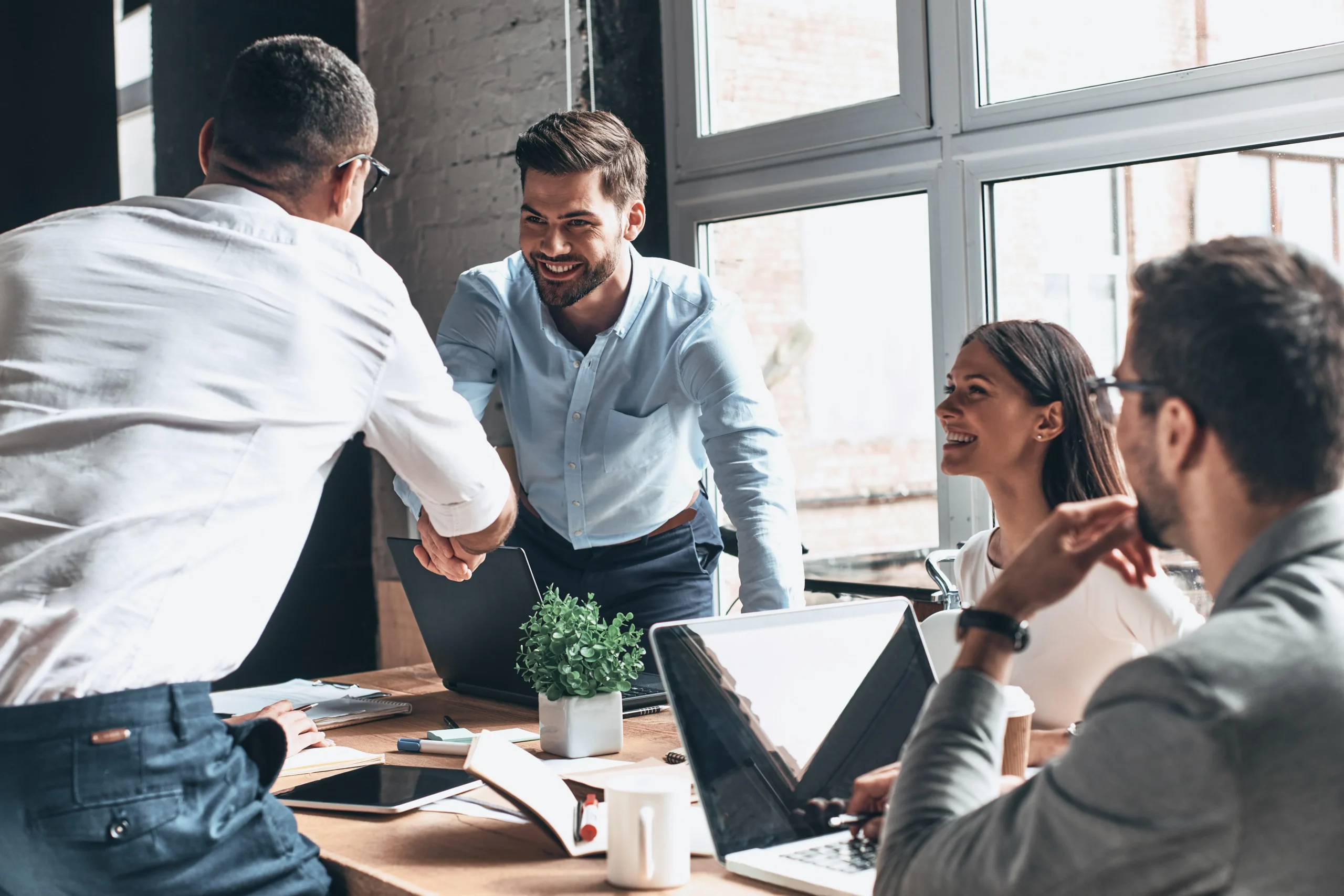 The Benefits of Using a Staffing Agency vs. Applying Directly